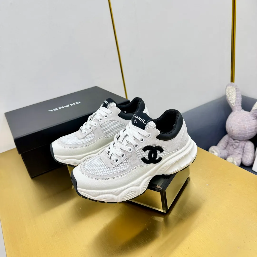 👟👟Ex-factory price 600👟👟 Upgraded version, upgraded version, upgraded version! No rebuttal accepted! ! ! ! Chanel Chanel dad shoes, couples' model for men and women - 2025 top casual sports shoes in the counter. This classic design; the upper is electro-embroidered with various techniques; ❷The inner lining is made of: original Yangli + net ❸The outsole is based on: the original TPU combination outsole. The full set of boutique packaging for women 35–41